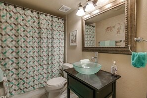 Hair dryer, towels, soap, shampoo - Charming Scottsdale Condo Near Old Town! (Scottsdale)