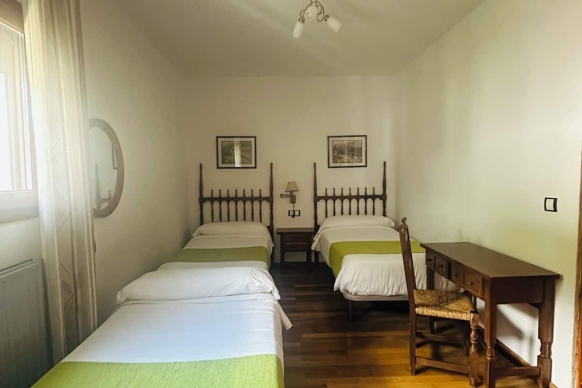 Chambre triple, vue sur la cour intérieure | AccÚs au Wi-Fi (inclus)