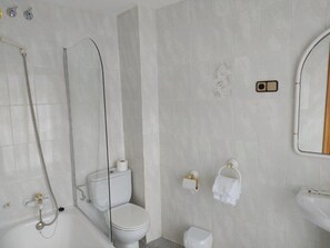 Savon, shampooing, papier de toilette