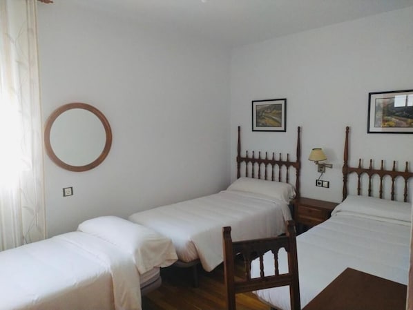 Chambre triple, vue sur la cour intérieure | Accès au Wi-Fi (inclus)