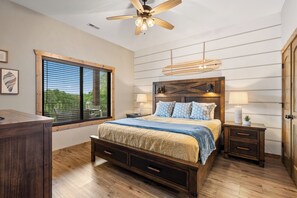 Iron/ironing board, free WiFi, bed sheets - Table Rock Lake 6 BR Lodge + Boat Slip + Hot Tub (Branson)