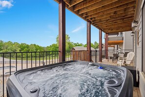 Terrace/patio - Table Rock Lake 6 BR Lodge + Boat Slip + Hot Tub (Branson)