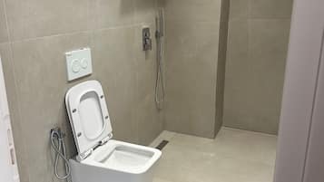 Deluxe Double Room, Balcony, City View | Bathroom | Free toiletries, towels, soap, shampoo