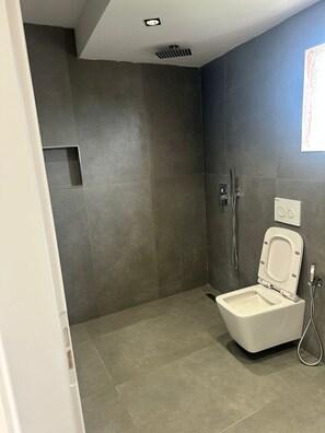 Deluxe Double Room, Balcony, City View | Bathroom | Free toiletries, towels, soap, shampoo - WG Hotel Lake View (Ksamil)