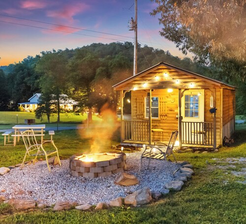 Cozy Cabin - Direct Access to Brimstone Trails - New Private Fire Pit - Hot Tubs