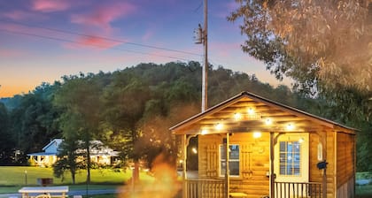 Cozy Cabin - Direct Access to Brimstone Trails - New Private Fire Pit - Hot Tubs
