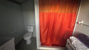 Douche, serviettes fournies, savon, papier toilette