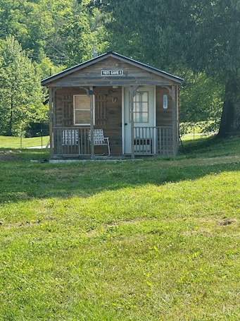 Exterior. Cozy Glamping With Direct Access to Brimstone Trails. Gated & Fenced in For Dogs