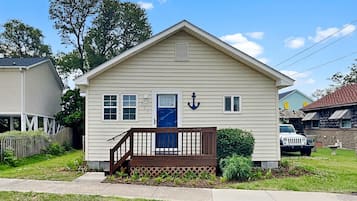 Studio (2 Bedrooms) | Front of property