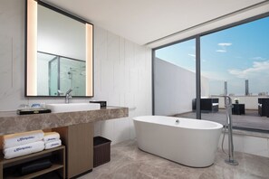 Business Suite, Patio | Bathroom - Hampton by Hilton Beijing Daxing BioPark (Beijing)