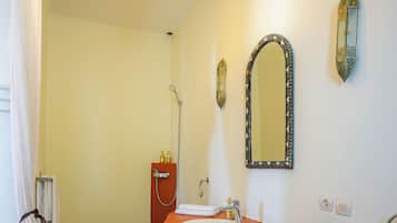 Douche, sèche-cheveux, serviettes fournies, savon
