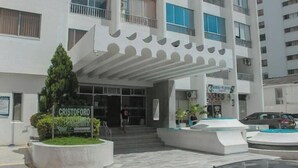 Un edificio moderno con un cartel que dice 'CRISTOFORO'.