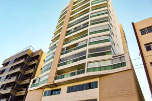 Exterior - Beautiful apartment with 2 bedrooms (1 suite), garage and mountain views. (Guarapari)