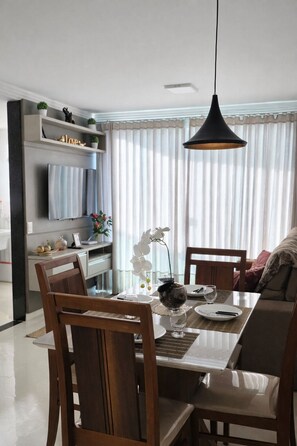 Dining - Beautiful apartment with 2 bedrooms (1 suite), garage and mountain views. (Guarapari)