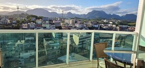 Outdoor dining - Beautiful apartment with 2 bedrooms (1 suite), garage and mountain views. (Guarapari)