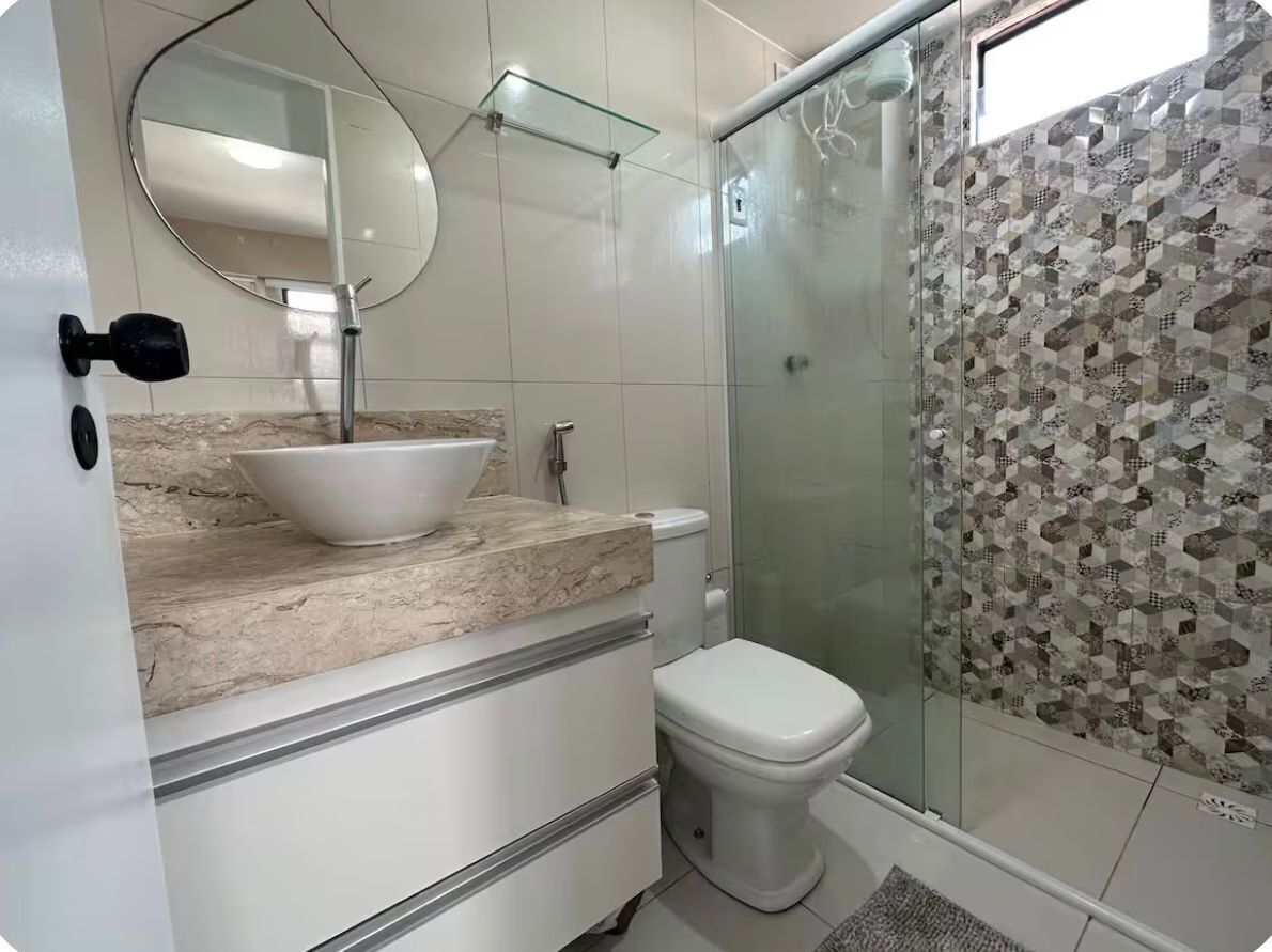 Ducha, toallas, jabón y papel higiénico