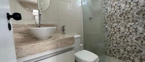 Dusche, Handtücher, Seife, Toilettenpapier