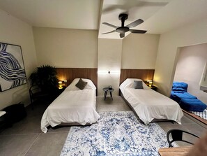 Tabla de planchar con plancha, wifi gratis y ropa de cama