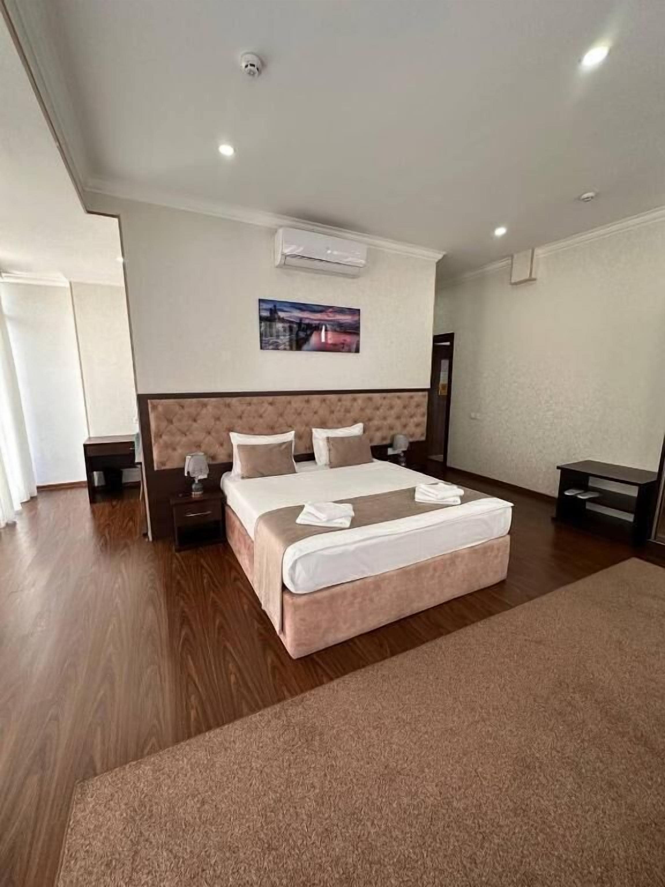 Kamar Double Deluks, pemandangan kota | Brankas, meja kerja, dan Wi-Fi gratis