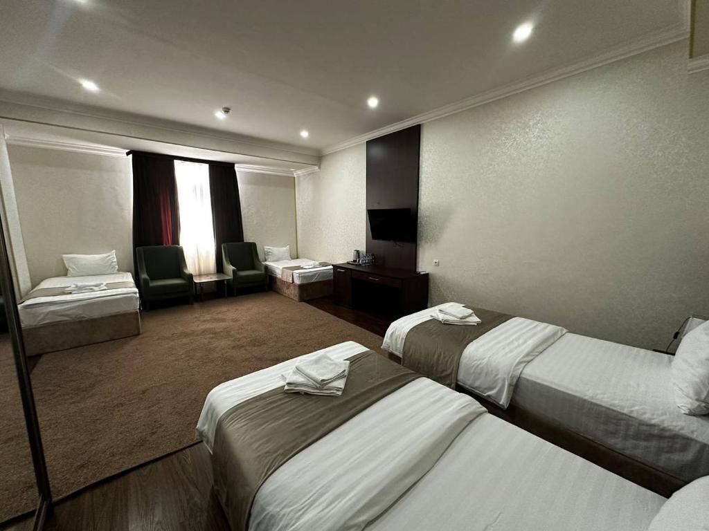 Superior-Vierbettzimmer, Stadtblick | Zimmersafe, Schreibtisch, kostenloses WLAN