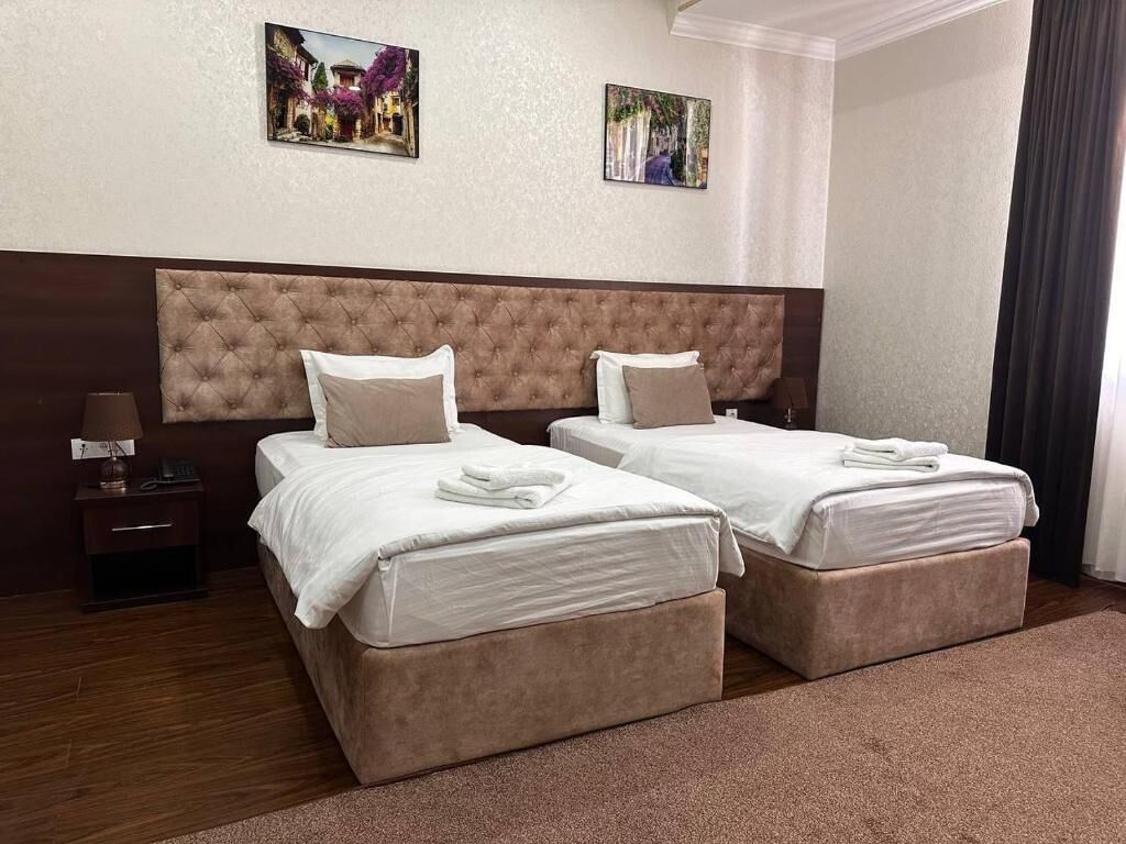 Doppel- oder Zweibettzimmer, Stadtblick | Zimmersafe, Schreibtisch, kostenloses WLAN