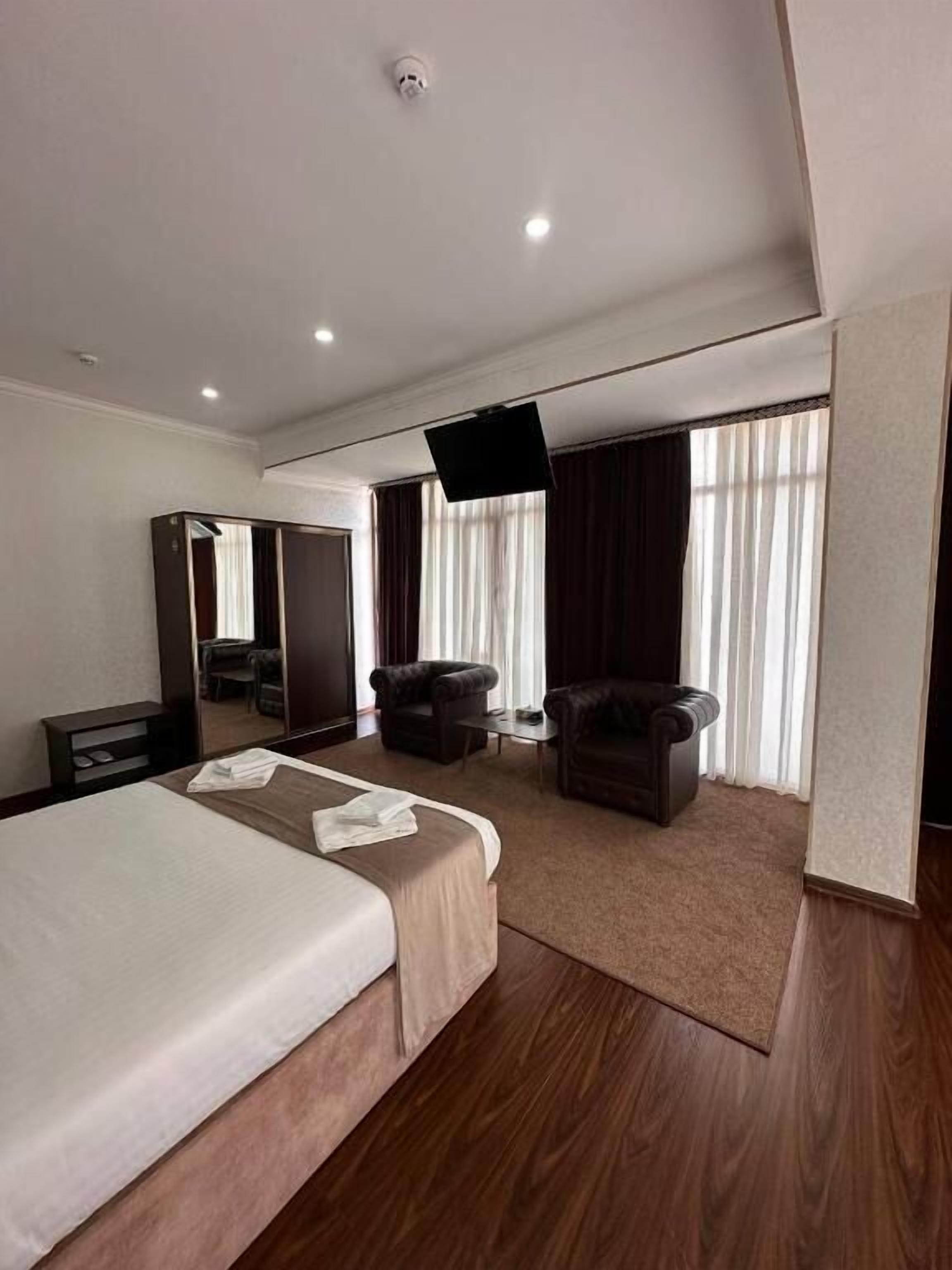Deluxe-Doppelzimmer, Stadtblick | Zimmersafe, Schreibtisch, kostenloses WLAN
