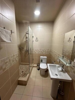 Junior-Suite, Stadtblick | Badezimmer | Dusche, kostenlose Toilettenartikel, Haartrockner, Hausschuhe