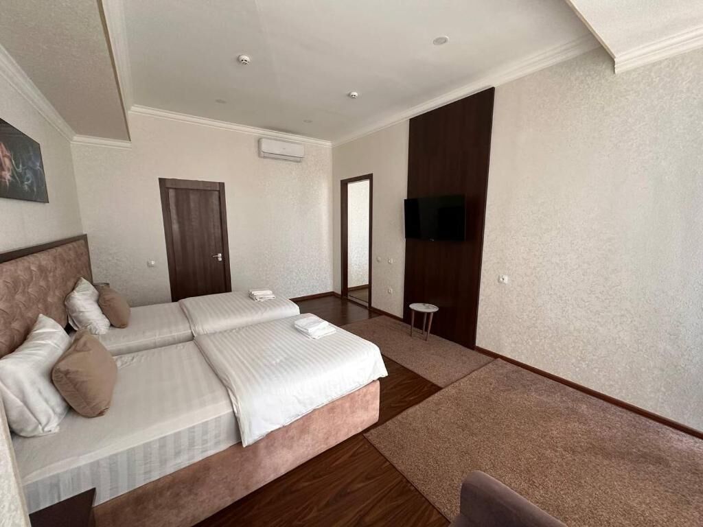 Junior-Suite, Stadtblick | Zimmersafe, Schreibtisch, kostenloses WLAN