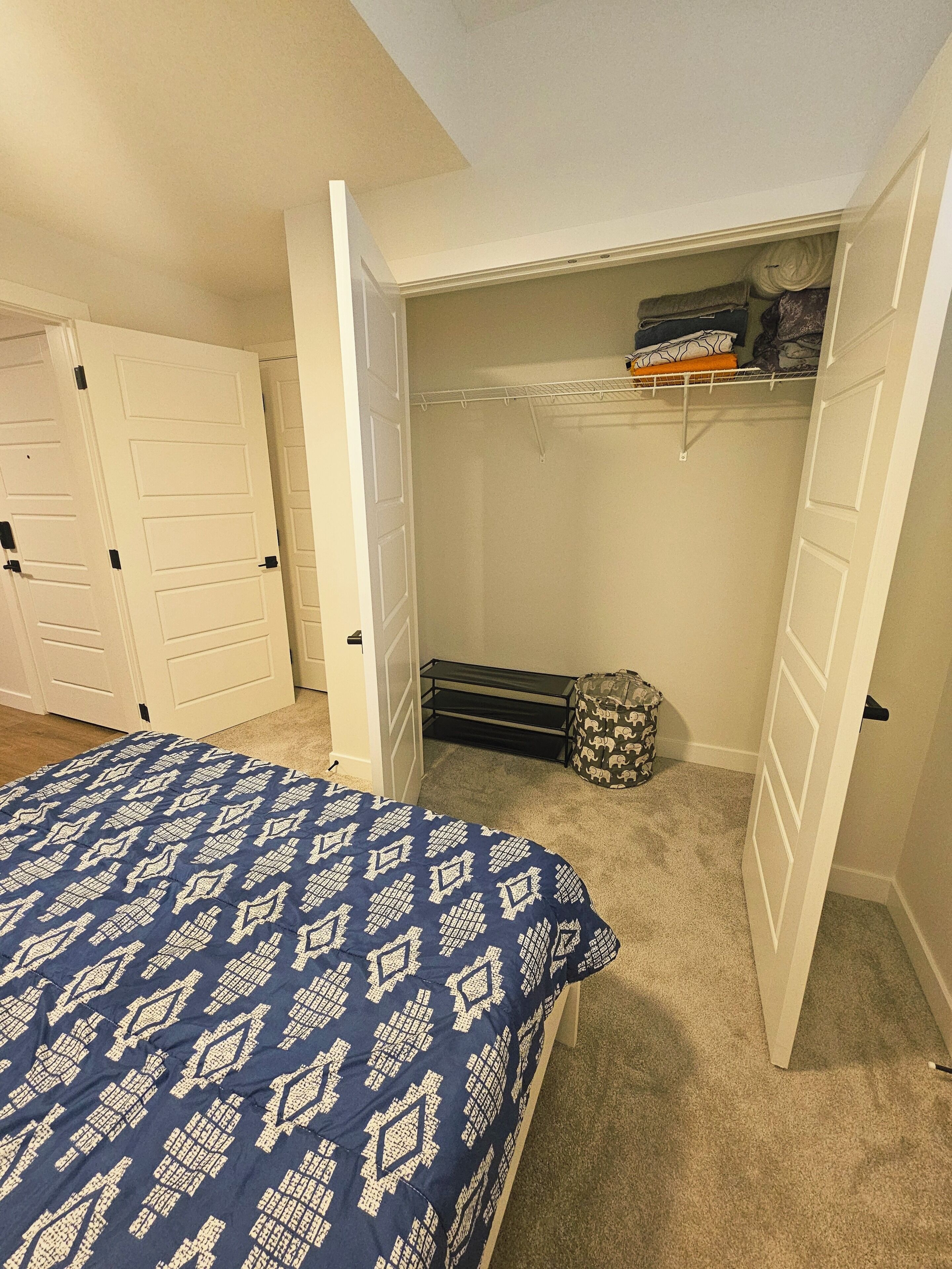 2 bedrooms, desk, WiFi, bed sheets