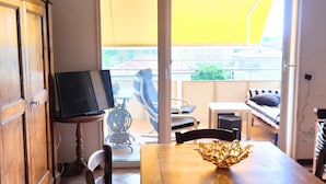 A dining area with a table, chairs, a TV, and a view of the outside. - CN043 - Cesenatico, four-room apartment facing the sea with a panoramic terrace (Cesenatico)