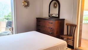 A bedroom with a bed, a wooden dresser with drawers, a chair, and a mirror on the wall. - CN043 - Cesenatico, four-room apartment facing the sea with a panoramic terrace (Cesenatico)