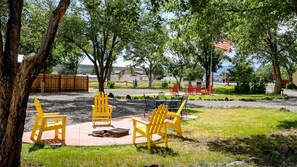Outdoor dining - Dixie Forest RV Resort (Panguitch)