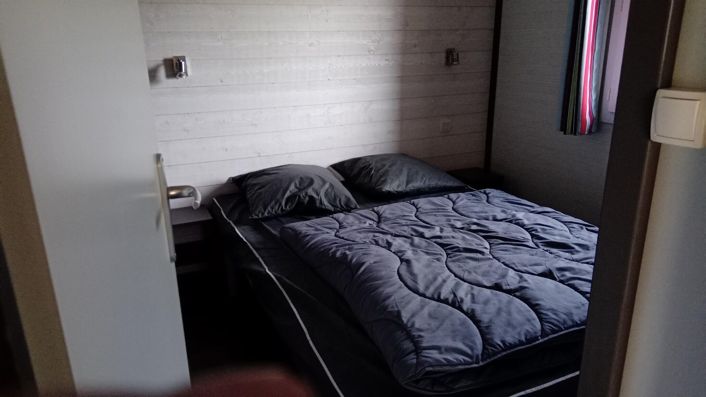 2 habitaciones, muebles diferentes y ropa de cama 