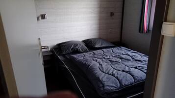 2 habitaciones, muebles diferentes y ropa de cama