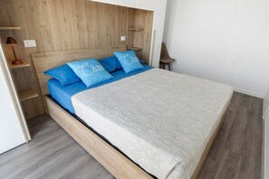 Tabla de planchar con plancha, wifi, ropa de cama