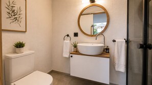 Dusche, kostenlose Toilettenartikel, Haartrockner, Hausschuhe
