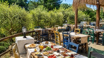 Free daily cooked-to-order breakfast