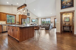 Interior - New Listing! McGregor Retreat - 5 bedroom home near McGregor Lake. (Marion)