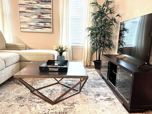 Living area - Welcoming clean 3-bedroom house in cozy neighborhood in Oakland FL (Winter Garden)