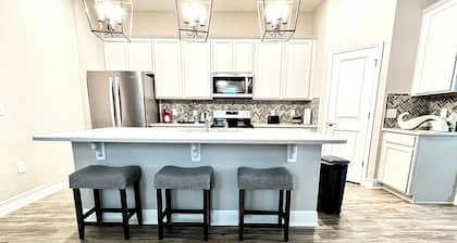 Welcoming clean 3-bedroom house in cozy neighborhood in Oakland FL