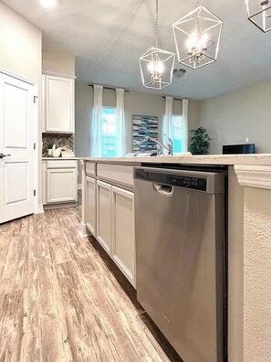 Private kitchen - Welcoming clean 3-bedroom house in cozy neighborhood in Oakland FL (Winter Garden)