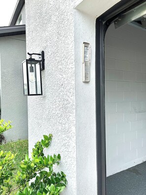 Exterior detail - Welcoming clean 3-bedroom house in cozy neighborhood in Oakland FL (Winter Garden)