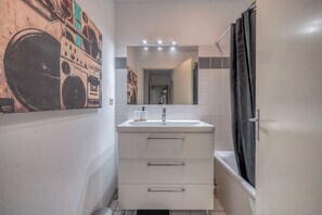 Hair dryer, towels - Bright apartment with private parking in Bordeaux (Bordeaux)