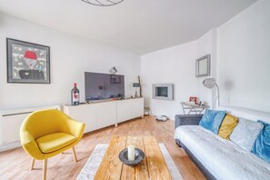 TV - Bright apartment with private parking in Bordeaux (Bordeaux)