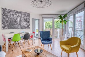 TV - Bright apartment with private parking in Bordeaux (Bordeaux)