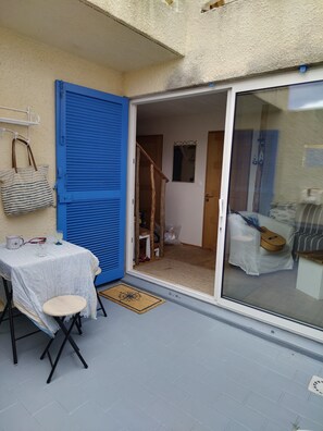 Outdoor dining - Seaside Maisonette with Stunning Views (Leucate)