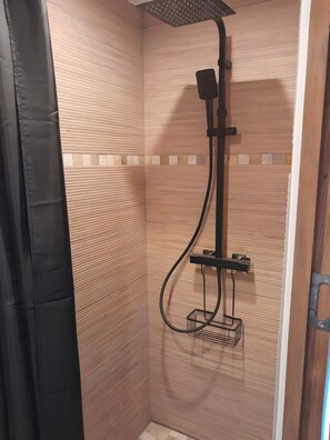Shower - Seaside Maisonette with Stunning Views (Leucate)