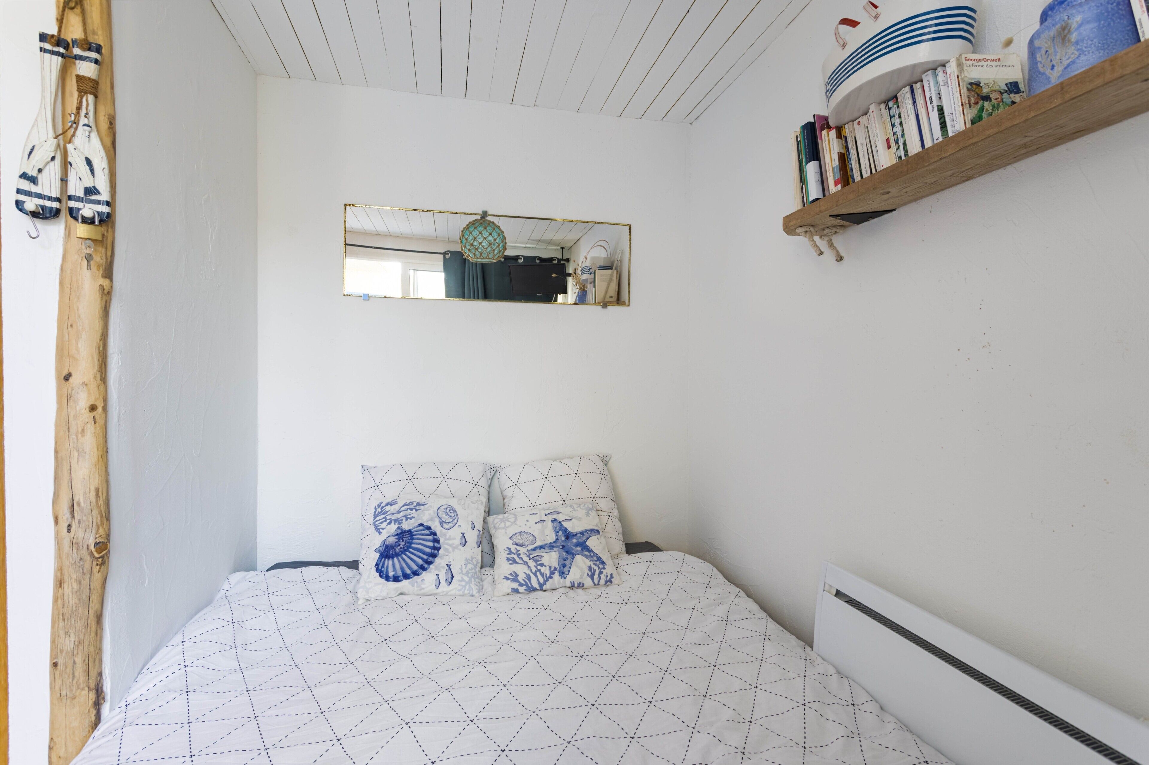 Tabla de planchar con plancha y ropa de cama 
