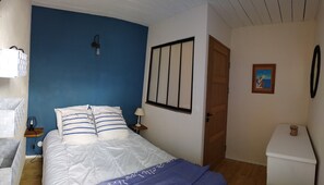 Iron/ironing board, bed sheets - Seaside Maisonette with Stunning Views (Leucate)