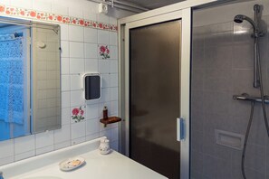 Shower, hair dryer, towels - Charming Toulouse House, Garden & Garage (Toulouse)